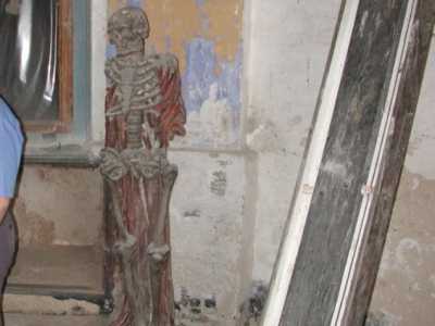 Al suo interno si potevano trovare alcuni manufatti sacri, oggetti che sono stati trasferiti e archiviati. Tra questi la �statua della Morte�, che rappresentava uno scheletro...